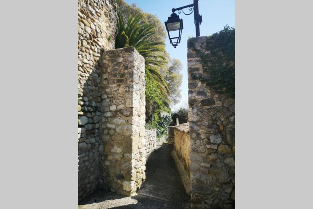 Maison De Village Meublee Avec Terrasse Donzère Eksteriør billede
