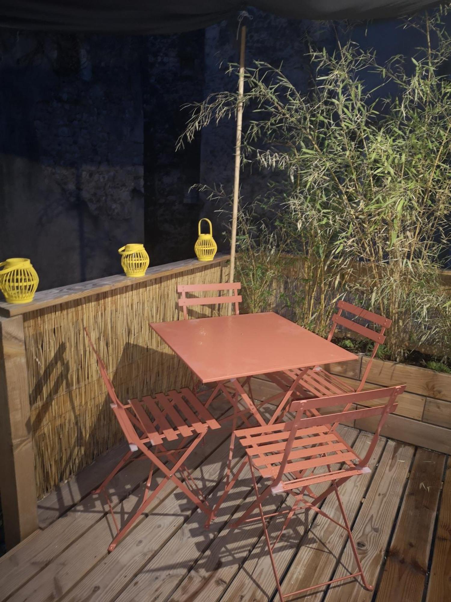 Maison De Village Meublee Avec Terrasse Donzère Værelse billede