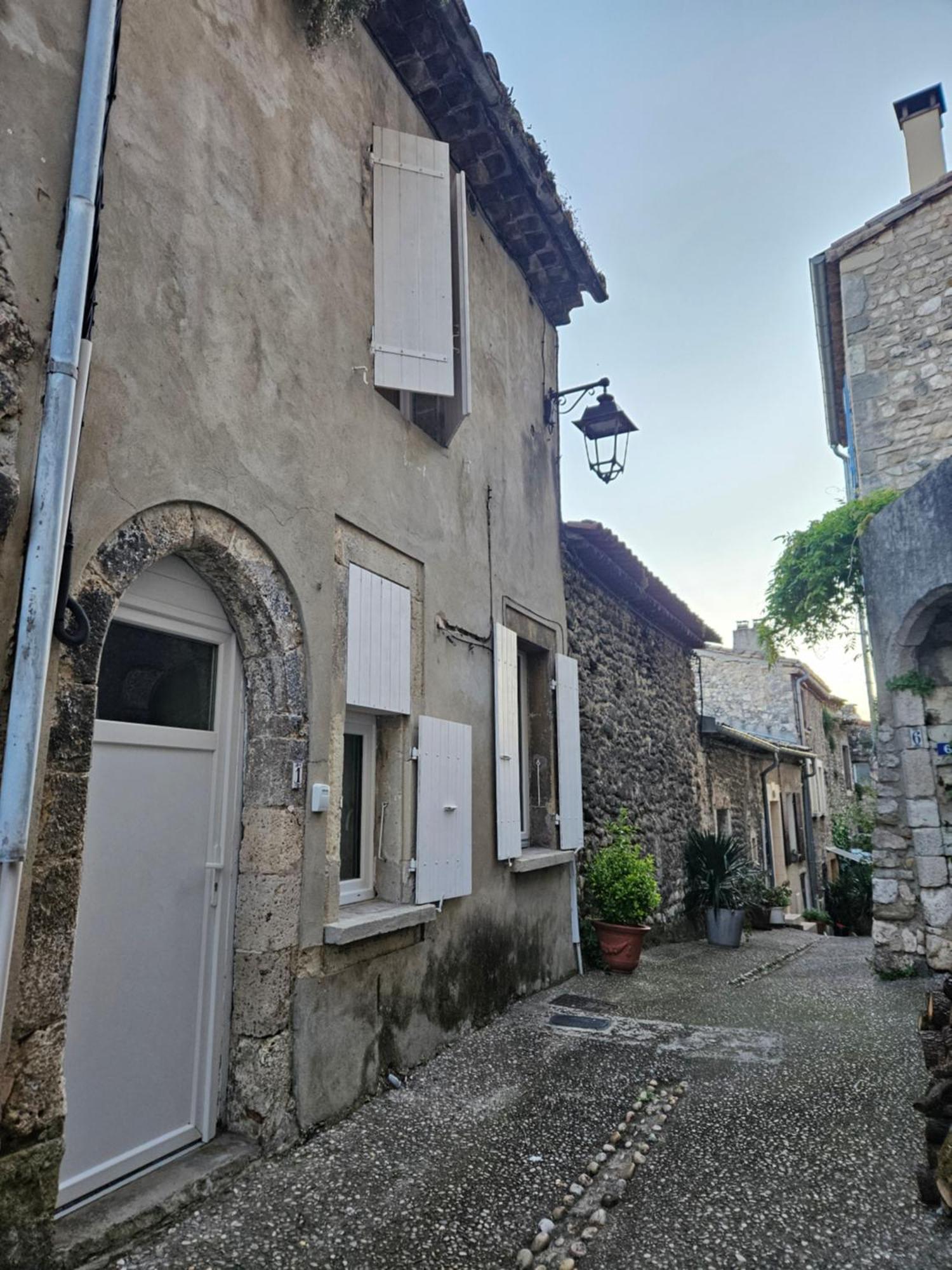 Maison De Village Meublee Avec Terrasse Donzère Eksteriør billede